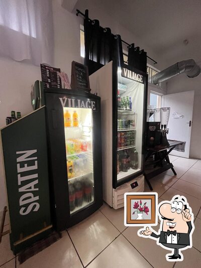 O interior do Village hamburgueria e pizzaria