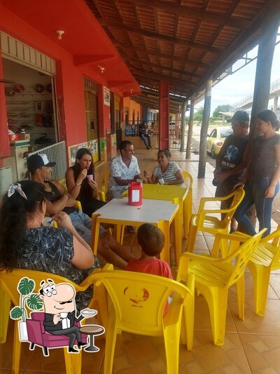 Sente em uma das mesas no Mc Lanche