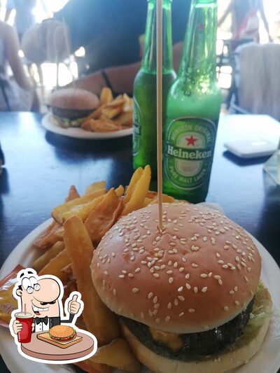 MedCafe offre un'ampia gamma di opzioni per gli amanti dell'hamburger