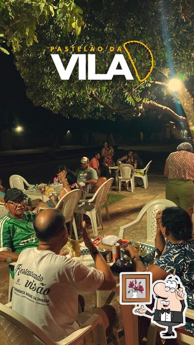 Sente em uma das mesas no Pastelão da Vila