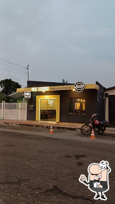 Veja imagens do exterior do Double Burger
