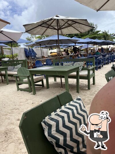 Sente em uma das mesas no Cabana Silvana E Cia Praia