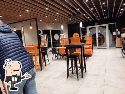 Installez-vous à l'une des tables de O'Tacos