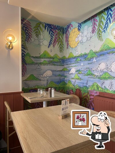 Installez-vous à l'une des tables de Céleste