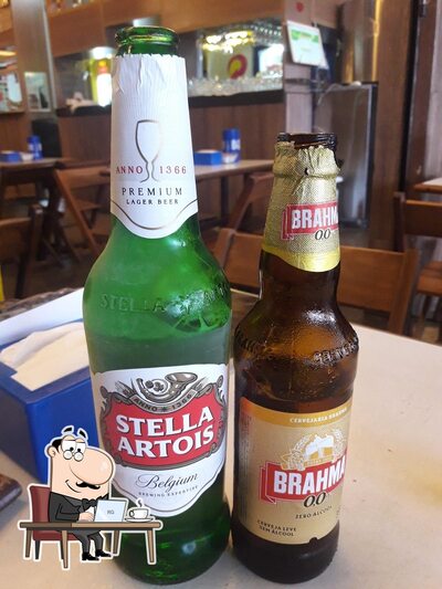 Sente em uma das mesas no Baronny Fest Beer