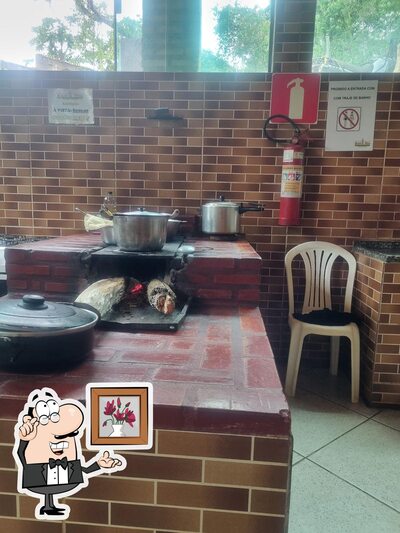 Sente em uma das mesas no Restaurante E Pousada Beira Rio