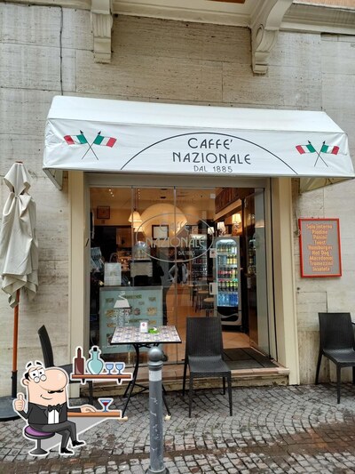 Siediti a un tavolo di Caffè Nazionale
