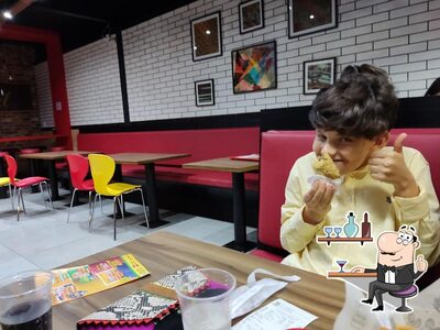 Sente em uma das mesas no Frango no Pote
