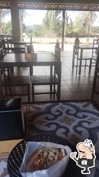 Sente em uma das mesas no Lanchonete Rancho caipira