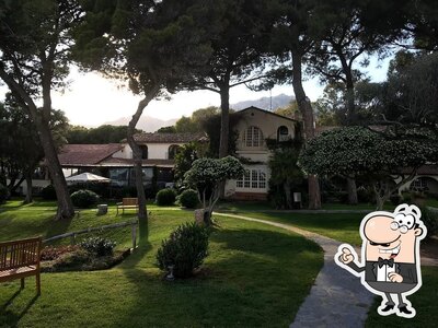 Goditi la vista dall'area esterna di Is Morus Relais