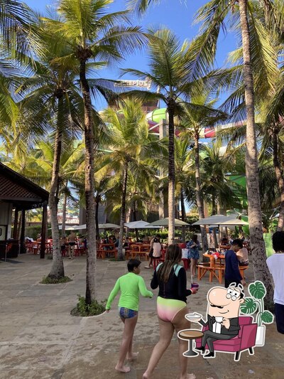 Sente em uma das mesas no Brava Bubble Lounge Beach Park