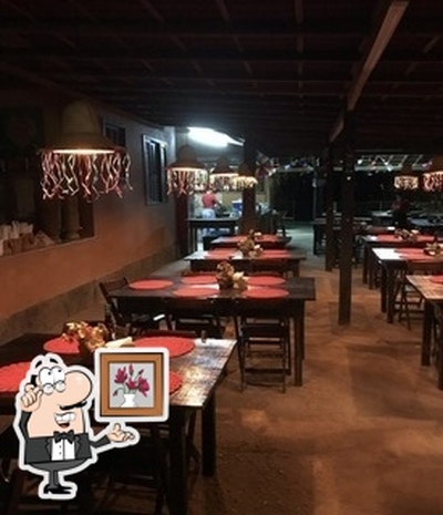 Sente em uma das mesas no Casa da Pizza 1910