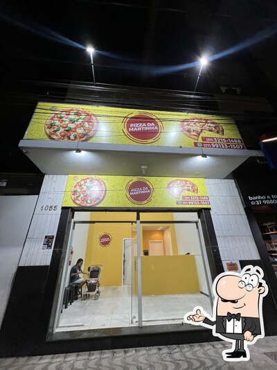 Sente em uma das mesas no PIZZA DA MARTINHA