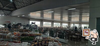 Sente em uma das mesas no RESTAURANTE PURUNÃ