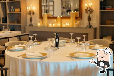 Installez-vous à l'une des tables de La Table de L'Alba