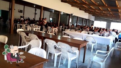 Sente em uma das mesas no Salão de eventos Rohling