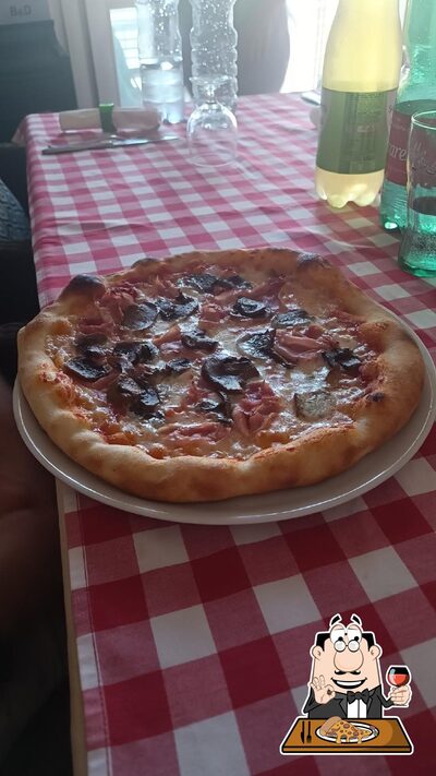 Ordina una pizza alla pizzeria Eccociqua da Amedeo
