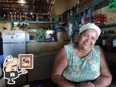 Sente em uma das mesas no Bar Conceição