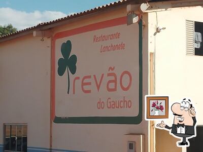 Sente em uma das mesas no Lanchonete Trevão do Gaúcho