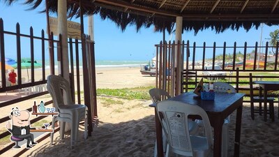 Sente em uma das mesas no Ondas do mar Restaurante