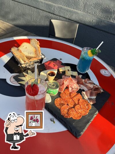 Installez-vous à l'une des tables de Hope - Bar - Tapas