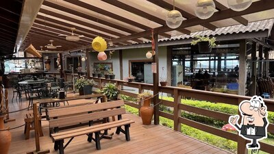 Sente em uma das mesas no DECK CANTAREIRA - STEAKHOUSE