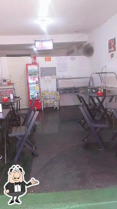 Sente em uma das mesas no Restaurante comida de mãe