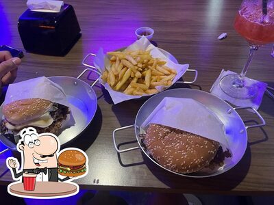 Deguste um dos hambúrgueres oferecidos no Billie Hamburgers