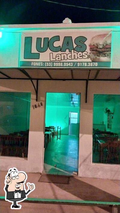 Sente em uma das mesas no Lucas Lanches