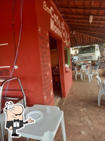 Sente em uma das mesas no Lanchonete e Restaurante Mix