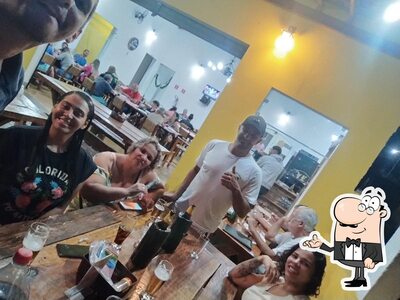 Sente em uma das mesas no Caipirão Pizzaria