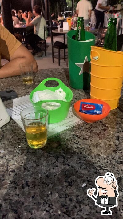 Sente em uma das mesas no Bar do Toninho