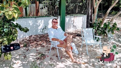 Sente em uma das mesas no Pousada e Restaurante Aconchego