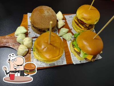 Deguste um dos hambúrgueres disponíveis no Bem Bolado Hamburgueria