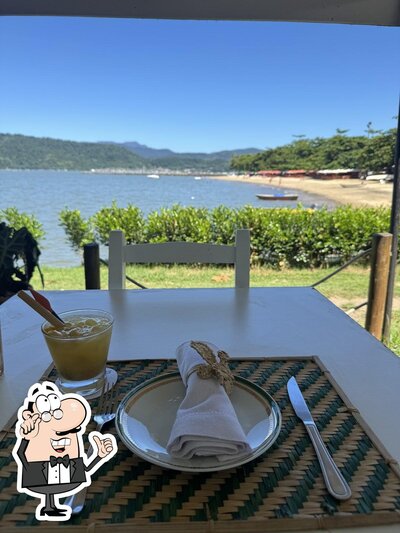 Sente em uma das mesas no Restaurante Marina Paraty