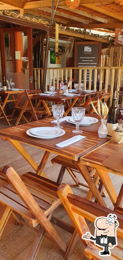 O interior do Restaurante Raizes do Forte