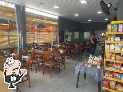 Sente em uma das mesas no Dom Osvaldo CANTINA