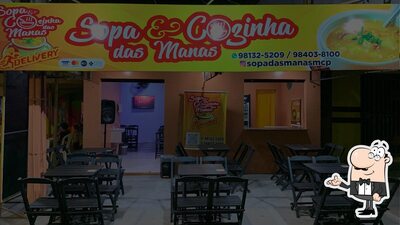 Sente em uma das mesas no Sopa e Cozinha das Manas