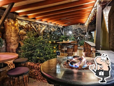 Siediti a un tavolo di Casette natalizie di legno Foresta Natalizia - Weihnachtshütten BRAUGARTEN GIARDINO FORST
