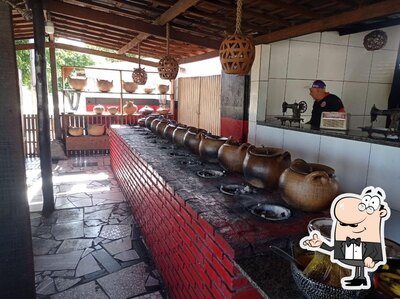 Sente em uma das mesas no Panela de Barro