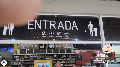 Sente em uma das mesas no Restaurante Alvorada