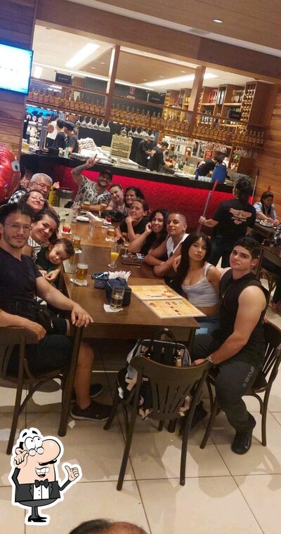 Sente em uma das mesas no Beer House