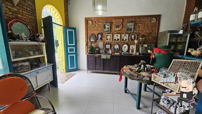 Sente em uma das mesas no Queijaria Del Caro