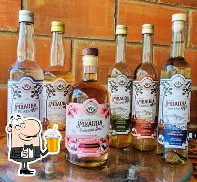 Cachaçaria Imbaúba serve um número de drinques