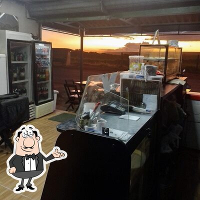 Sente em uma das mesas no Pizzaria e Bolos Fonte do Sabor