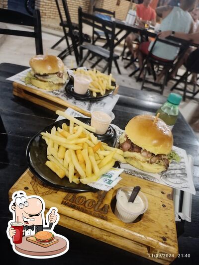 Peça um dos hambúrgueres servidos no Wolf Roots Burger e Pizza Iguape