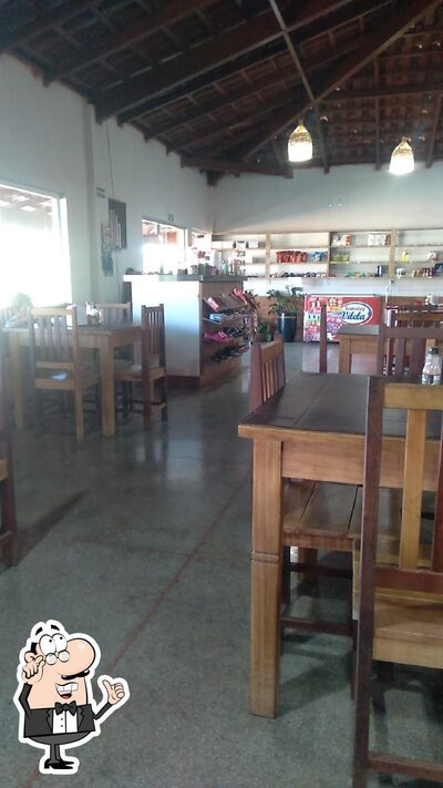 Sente em uma das mesas no Restaurante e Lanchonete O Caipirão