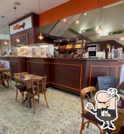 Sente em uma das mesas no Cariocafé