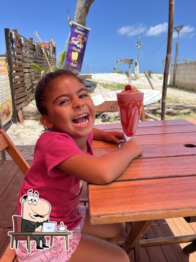 Sente em uma das mesas no Cabana do Pimenta