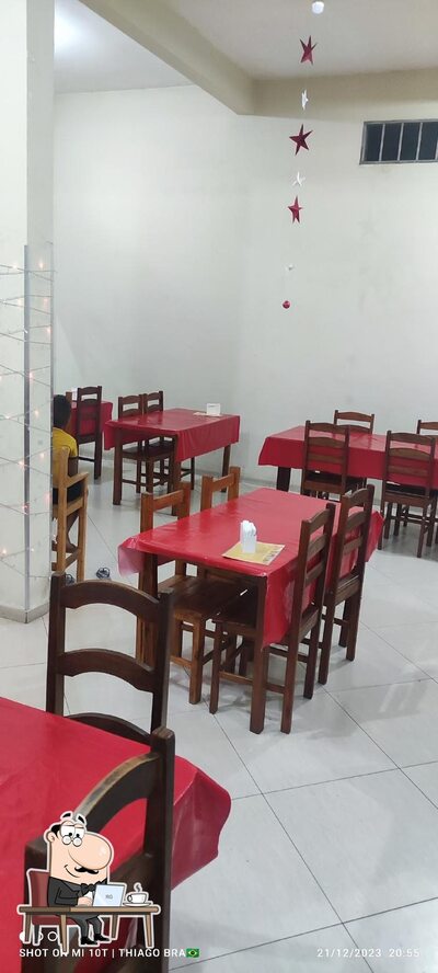 Sente em uma das mesas no Pizzaria Ravena